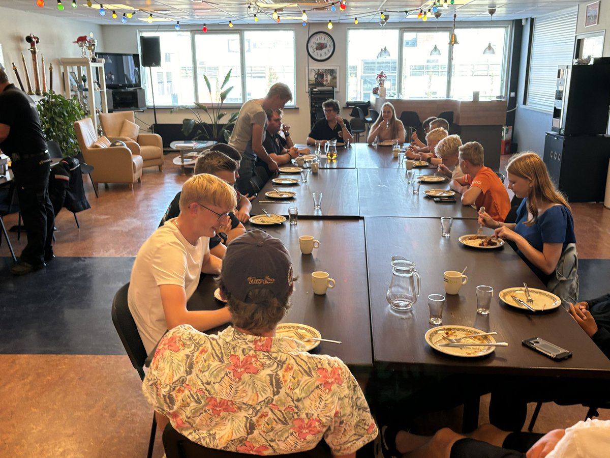 YFRTeam's tweet photo. De laatste oefenavond van seizoen 2023-2024 zit er op. We hebben eerst onze kleedruimte opgeruimd, daarna lekker gegeten en een leuke quiz gespeeld die gemaakt is door jeugdleider Marieke met input van alle andere jeugdleiders. https://t.co/95uiiIVE53