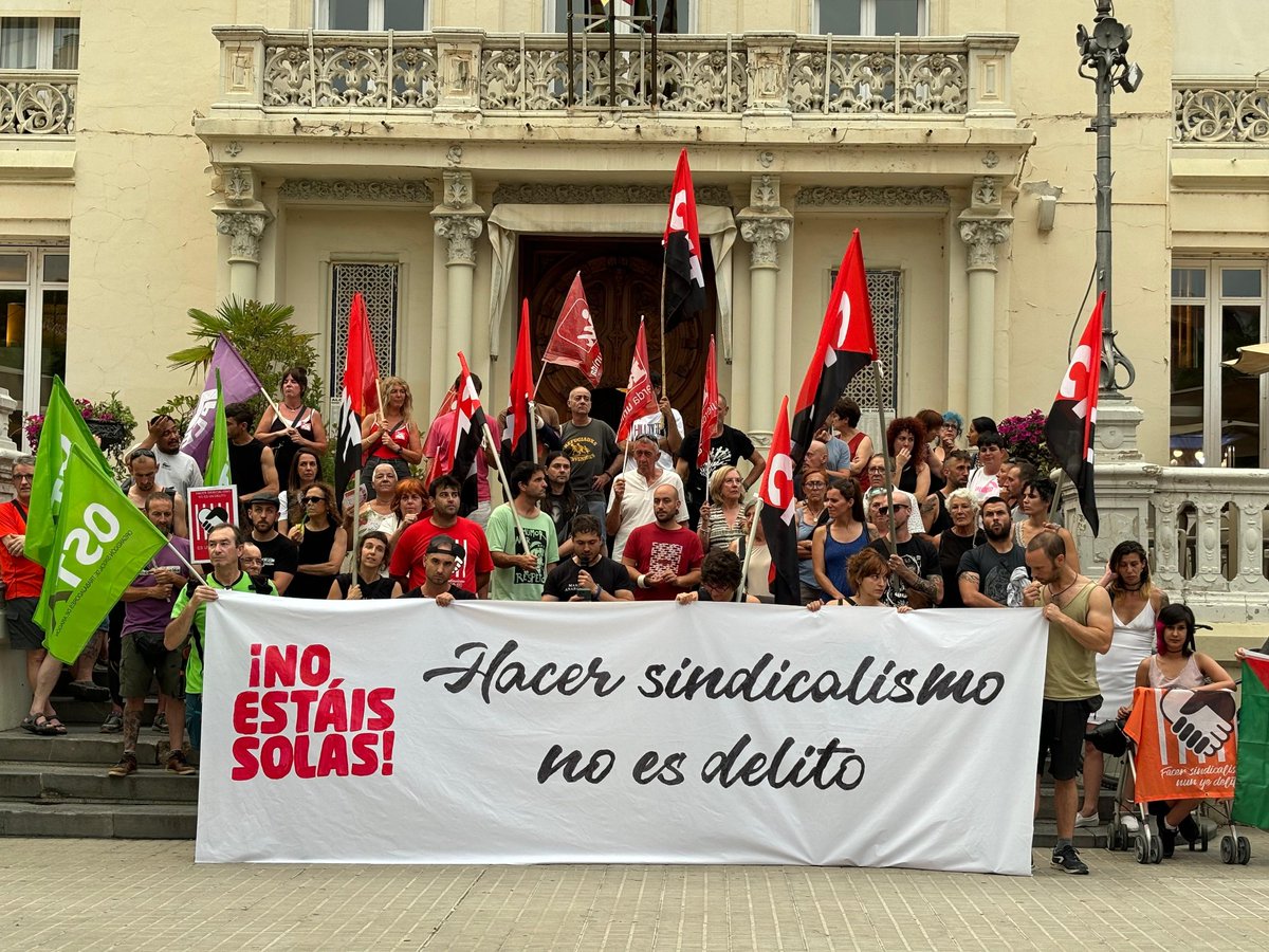 CNT_Huesca's tweet photo. Hoy en Huesca hemos salido a la calle en solidaridad con nuestras compañeras de @XixonCnt 
Las centrales sindicales oscenses se han juntado para defender q hacer sindicalismo no puede ser delito
Gracias a todas las q os habéis acercado ✊!

#HacerSindicalismoNoEsDelito https://t.co/lvqdOehyaM