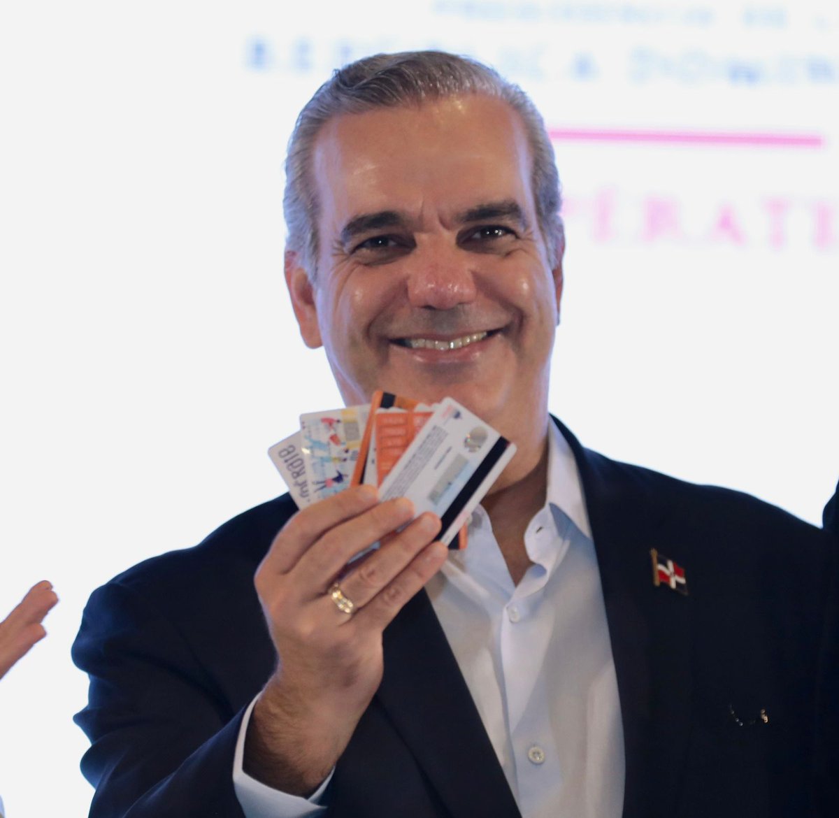nuriapiera's tweet photo. Abinader asegura pobreza está reduciéndose consistentemente en RD https://t.co/Zh17ytu8K4 #NDigital https://t.co/Rh2znOwidm