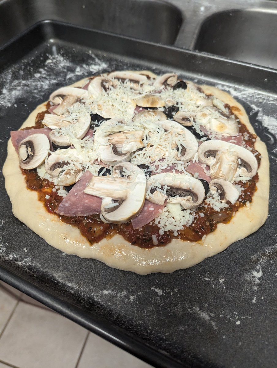 NotRayNarvaez's tweet image. Anyone want some handmade pizza?