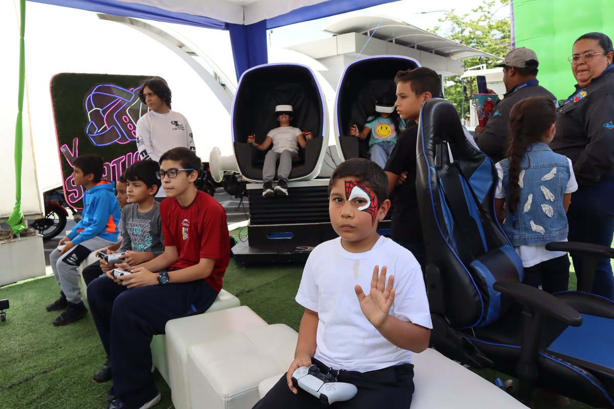 #Entérate |  En la sede del #INTT La California, se realizó la celebración del Día del Niño, para los hijos de los trabajadores de la institución, con entretenimientos y diversión variada dirigida los pequeños de la casa. 
#VenezuelaObrera