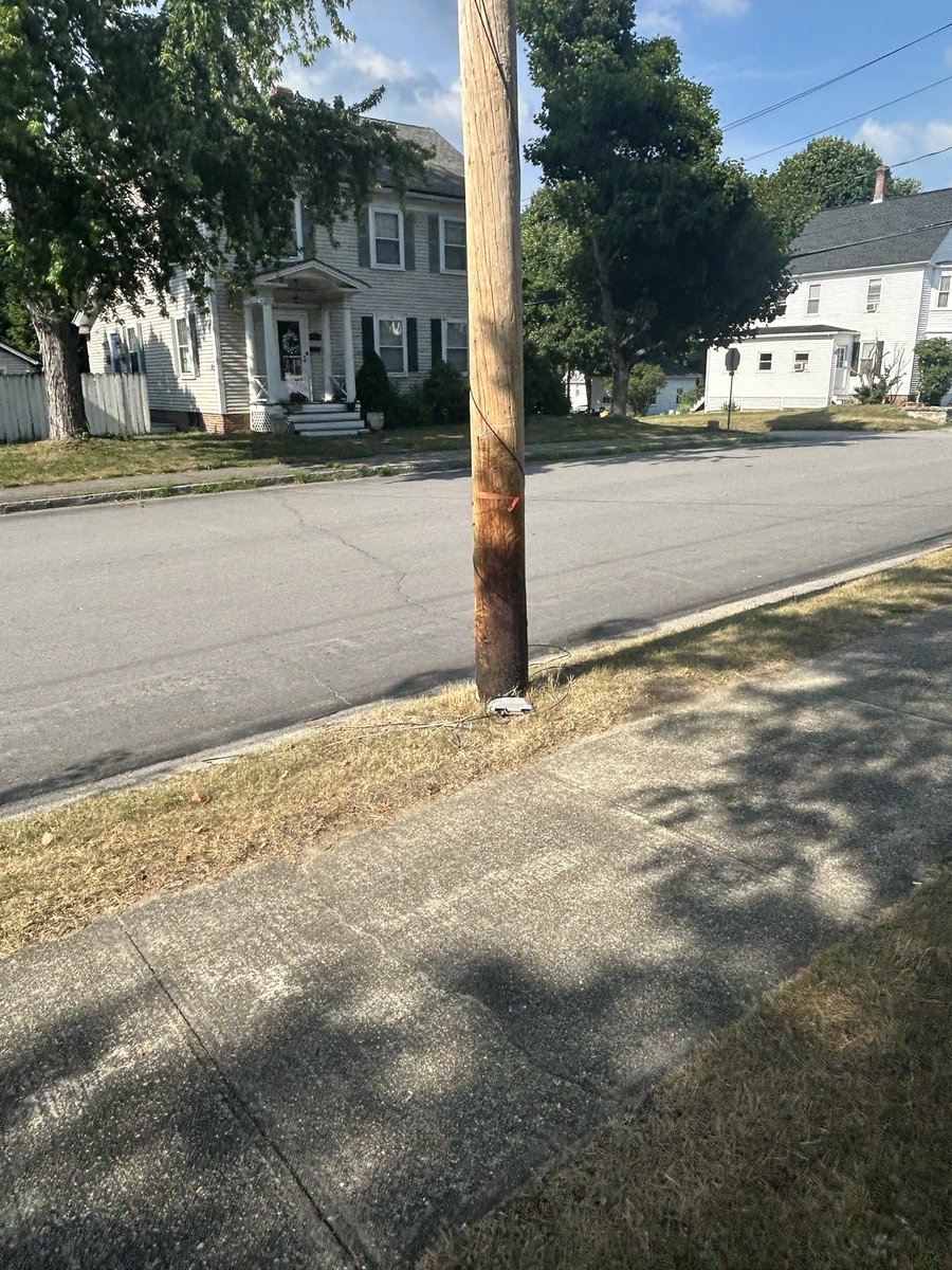 LiquidCipher's tweet photo. @VerizonSupport hi VS. I have called in wires that were left on the ground and pose a hazard twice and nobody has fixed this… Can you message me about sending someone out to fix this please? The lines end up in the road when it rains it’s on a business property. https://t.co/VDrhwDJJ58