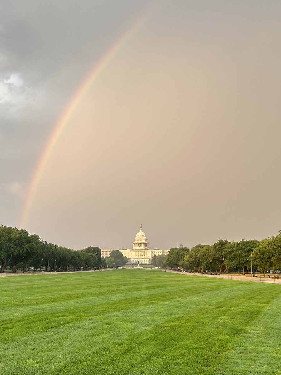 lexjohnstone's tweet image. Snapped this yesterday evening. Hard to describe, but everyone present seemed to share a sense of optimism in that moment. It may have just been a break from the heat! @capitalweather