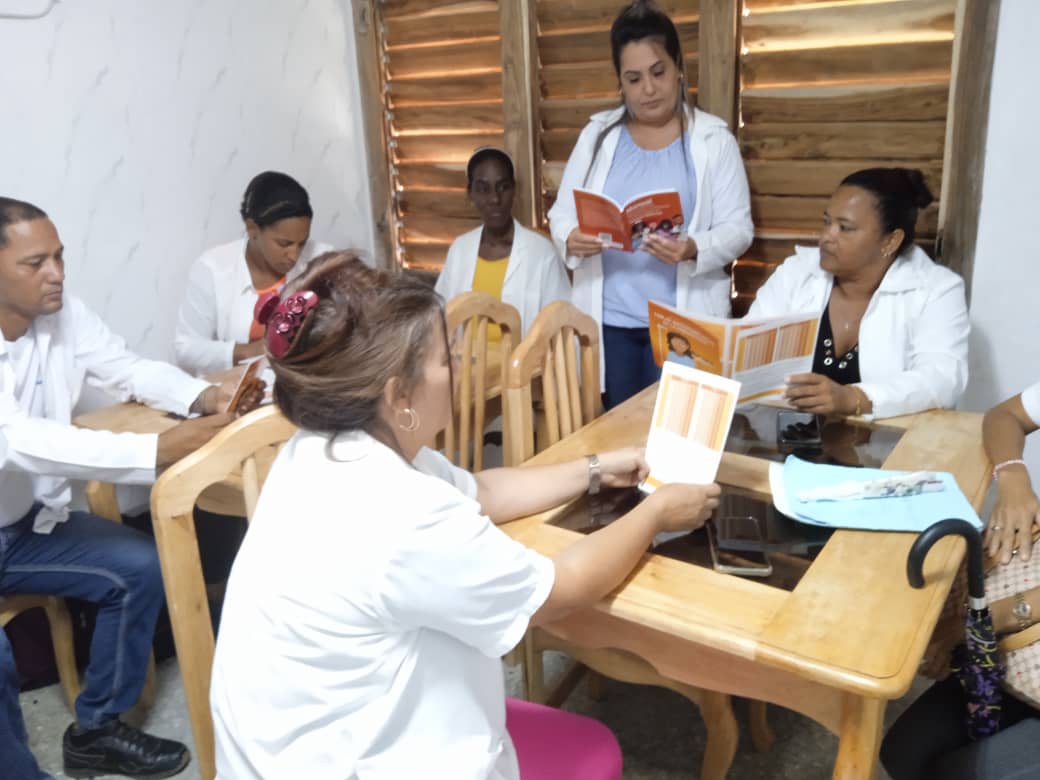 VillarTalia's tweet photo. #ConsolaciondelSur
La Licenciada Lisandra facilitadora en el territorio del Taller Provincialde Nutrición a las gestantes impartido por UNICEF permitirá en lo adelante mejor atención a embarazadas y niños.
#CubaPorLaSalud https://t.co/i9flJZYZMh