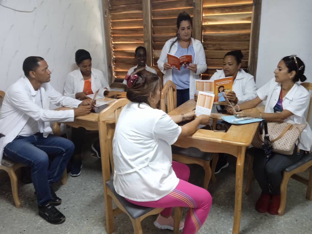 VillarTalia's tweet photo. #ConsolaciondelSur
La Licenciada Lisandra facilitadora en el territorio del Taller Provincialde Nutrición a las gestantes impartido por UNICEF permitirá en lo adelante mejor atención a embarazadas y niños.
#CubaPorLaSalud https://t.co/i9flJZYZMh