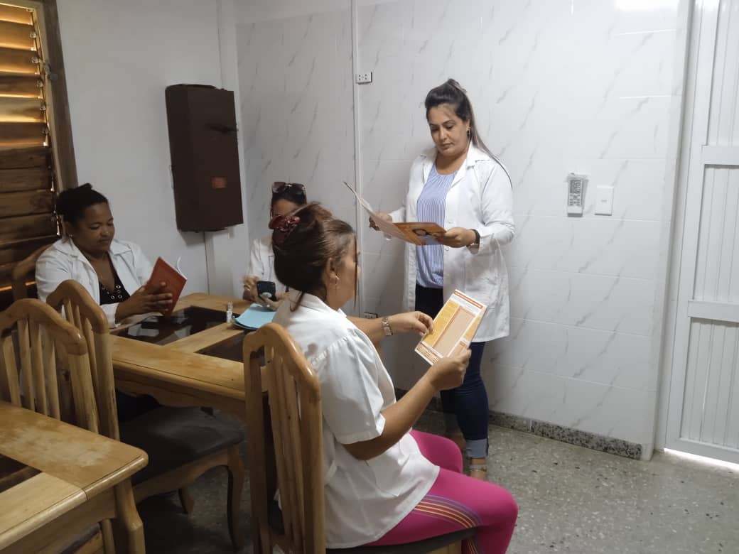 VillarTalia's tweet photo. #ConsolaciondelSur
La Licenciada Lisandra facilitadora en el territorio del Taller Provincialde Nutrición a las gestantes impartido por UNICEF permitirá en lo adelante mejor atención a embarazadas y niños.
#CubaPorLaSalud https://t.co/i9flJZYZMh