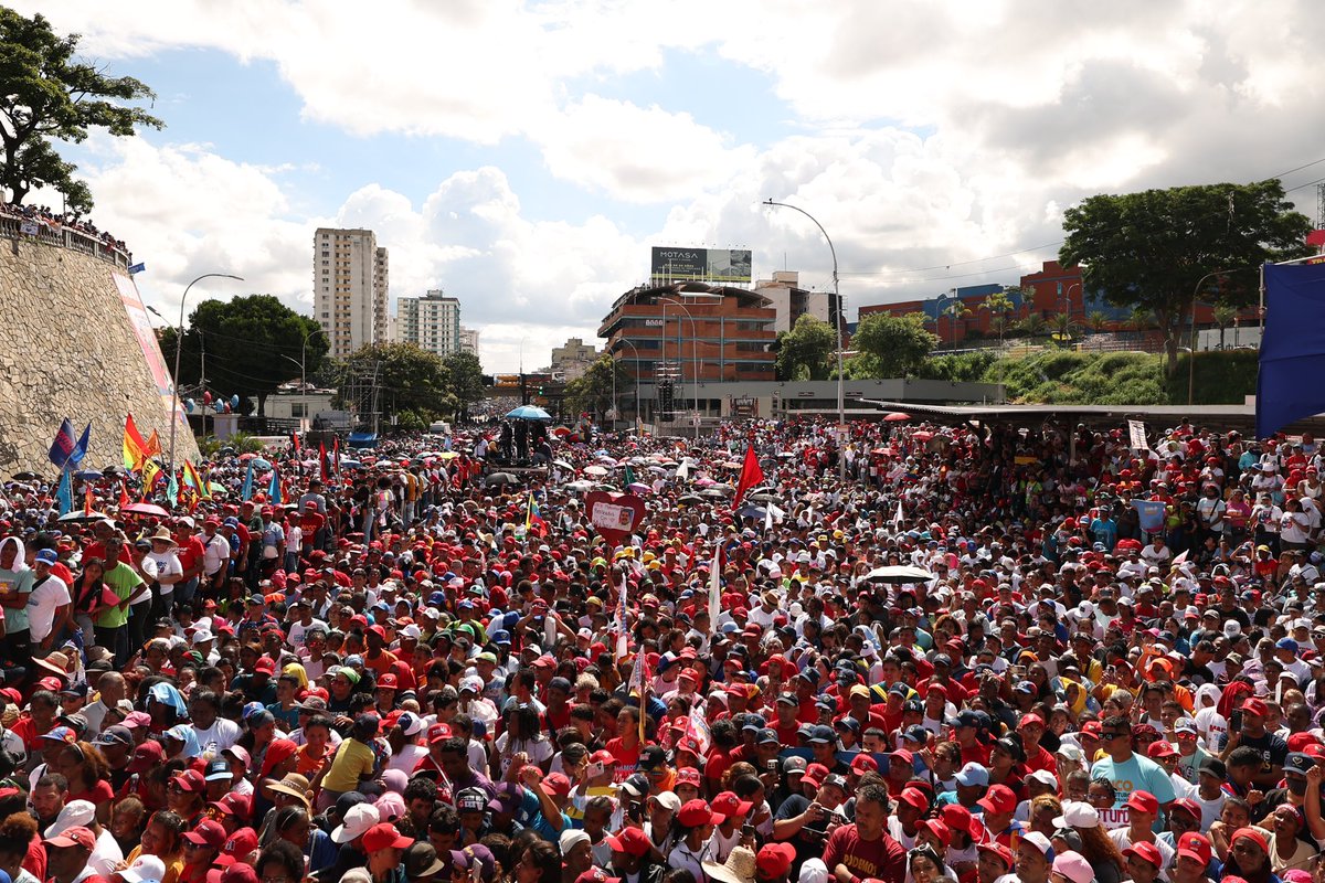 En Petare estamos dando muestras del amor de un pueblo que no se ha dejado vencer ni doblegar por las adversidades. 😎🔥 ¡Vamos con el Gallo Nico!
