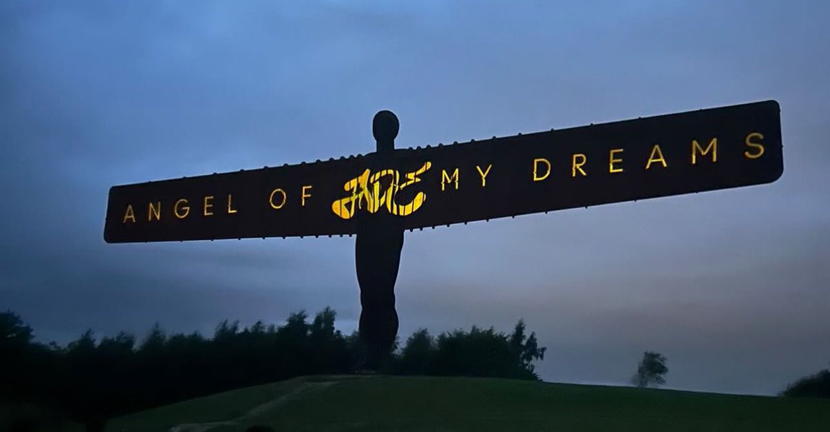 infojadebr's tweet photo. Confira promoção de "Angel Of My Dreams" na estátua "The Angel Of North" instalada na cidade natal de JADE! https://t.co/wtWcUl5pDF