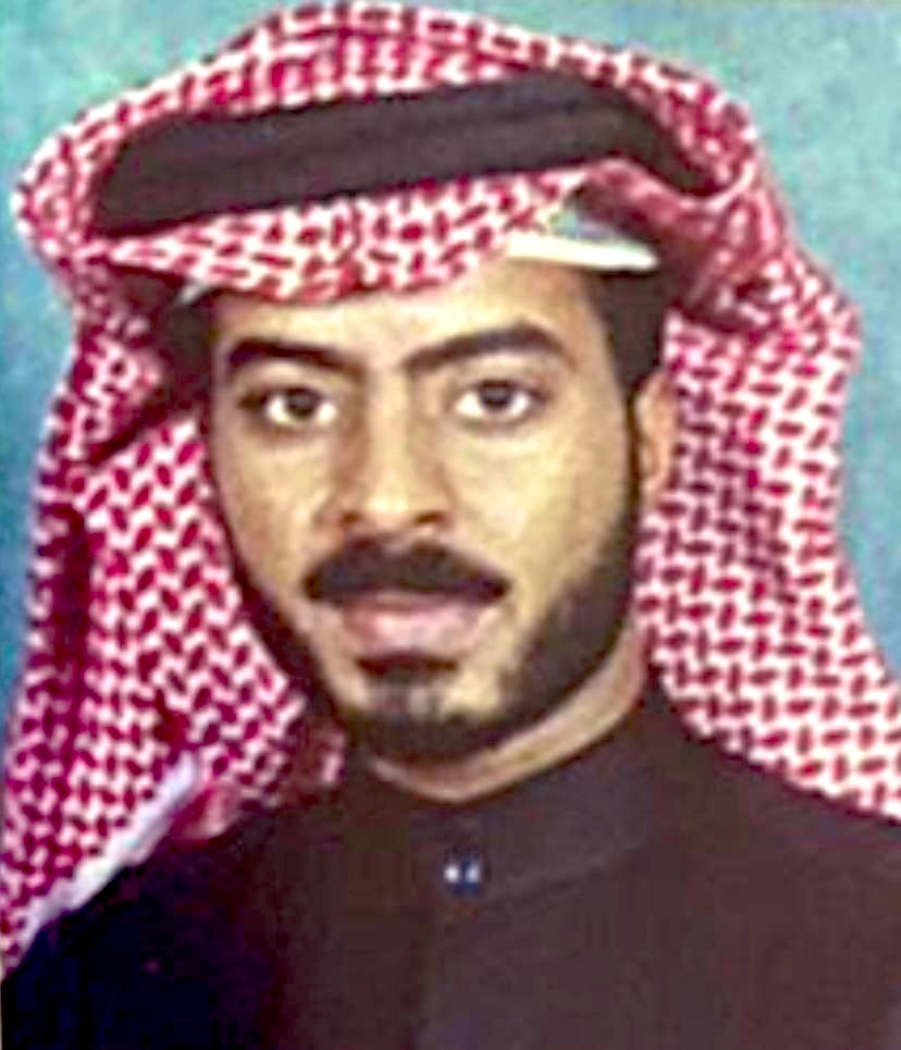 "طير روحي تركته في ديار الظفير" ..

قصيدة قديمه للشاعر الكبير فالح الدهمان الظفيري الذي يحلق خارج السرب بقصائده الفريده، يقول بها :

حارس الليل ما نامت عيون الخفير
وانت عقب استلام البرج جاك استلام

خاوني كان نومك عنك في قاع بير
تنفخ الهم دخان يطير بسلام

هاجرنّ الطيور وجف مي