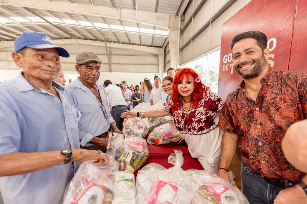 LaydaSansores's tweet photo. Estoy muy feliz de estar con mis hermanos pescadores de la Junta Municipal de Sabancuy, en Carmen, a quienes, junto al alcalde Pablo Gutiérrez Lazarus, les entregamos despensas en un acto de solidaridad por las lluvias de las últimas semanas; además de motores fuera de borda para contribuir al fortalecimiento del sector.

En lo que va del 2024 les hemos entregado 1,286 apoyos por más de 3.1 mdp beneficiando a 641 pescadores, y vamos por más!

Los tengo muy adentro en el corazón, no dejaremos de preocuparnos y ocuparnos de ustedes para que tengan la vida digna que merecen.