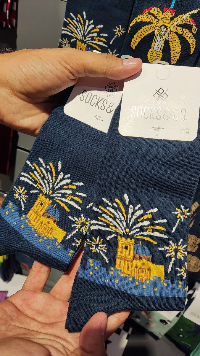 NitdelAlbaElche's tweet photo. La Nit de l'Albà en el cielo y en tus pies. Twinsocks presenta la nueva colección de calcetines. Este nuevo diseño se une a los anteriores del Misteri, la Dama y el Palmeral, entre otros. https://t.co/Pe0onEuphL