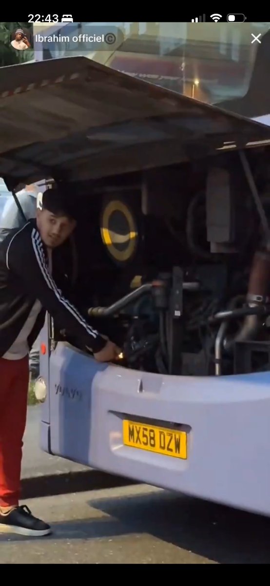 @alexharmstrong <a href="/WestYorksPolice/">West Yorkshire Police</a> Here’s the other clown <a href="/WestYorksPolice/">West Yorkshire Police</a>