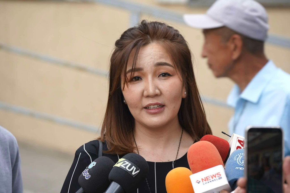 Өнөөдөр шүүх хурал өглөө 09 цагаас 2 дахь өдрөө  үргэлжилнэ. Өчигдөр өндөр өсгийттэй явчихсан, яллах дүгнэлт уншина гээд босоод зогсоочихдог юм байна, 2-3 цаг зогссон байх. Ер нь асуултад хариулна гээд байнга зогсох л ёстой аж. Өнөөдөр хөлд эвтэйхэн гуталтай явнаа. 

Цээжинд бөөн