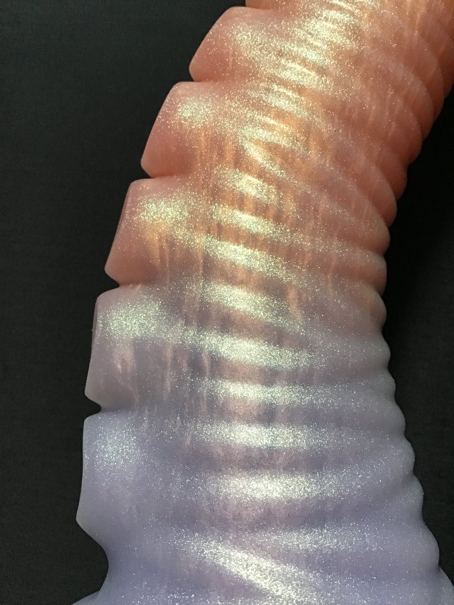 Abyssos from <a href="/VoidTouchedToys/">Void Touched Creations</a> arrived! It's sooo pretty in person. The colors don't want to cooperate with my ipod but I can guarantee it's gorgeous.