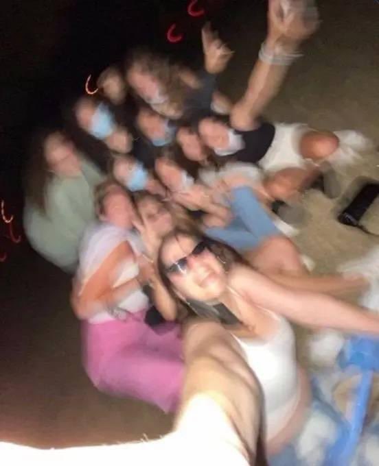 "Amiga me manda a foto que a gente tirou ontem"
A foto: kkkk