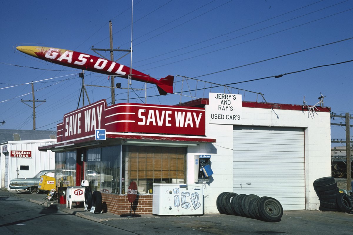 TracesofTexas's tweet image. Save Way gas station in Amarillo, 1977. Wonderful signage. Taken by John Margolies.