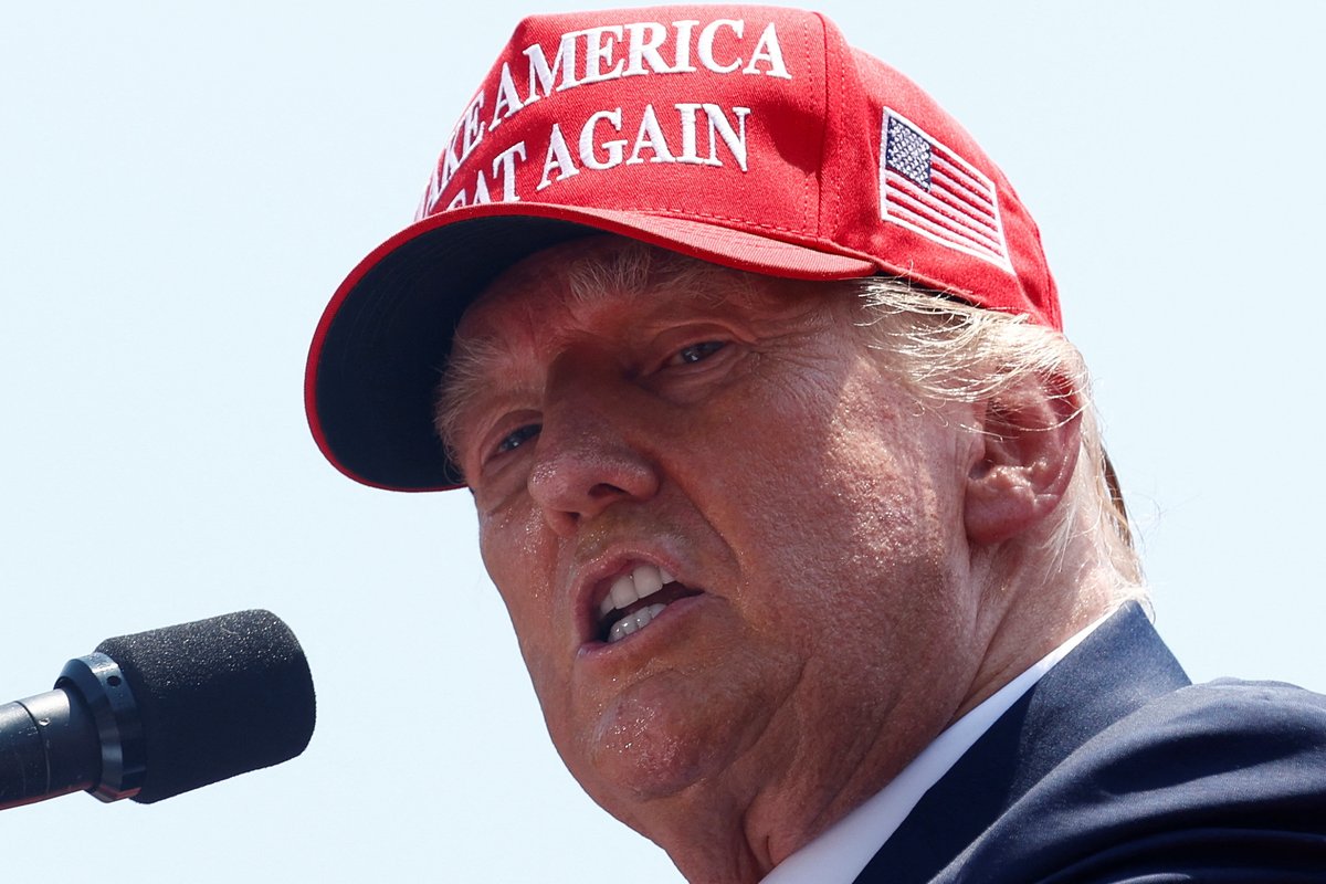JanoraFutonia's tweet photo. This is wrong! When has wearing a hat offended so many people? Wear your hat the country is behind you. Can someone find out who this attacker is? please! #maga📷
@realdonaldtrump
@DonaldJTrumpJ #MAGA https://t.co/rchJNff3PJ