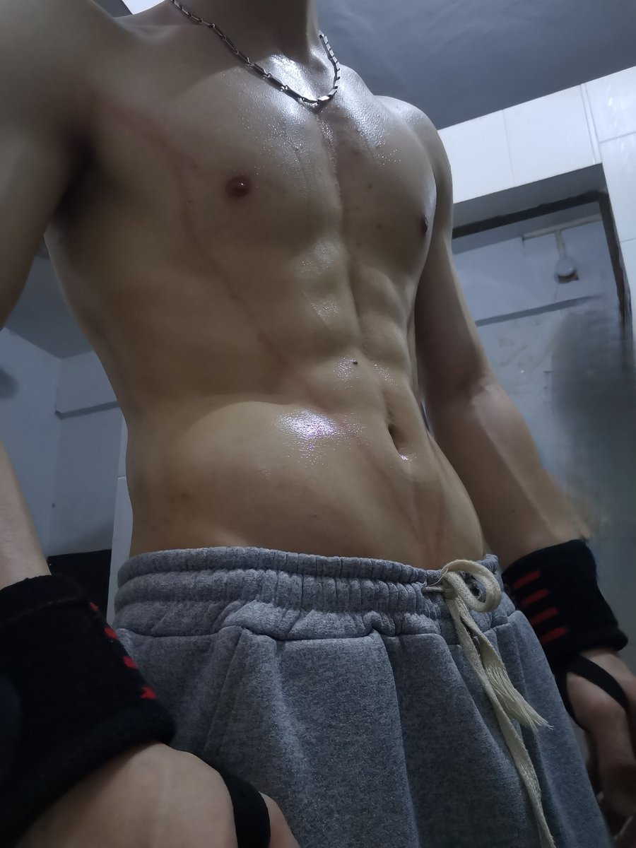 HmiserH's tweet photo. 小有成就，仍需努力😂#腹肌
#反差 #健身 https://t.co/QudIEtwHXR