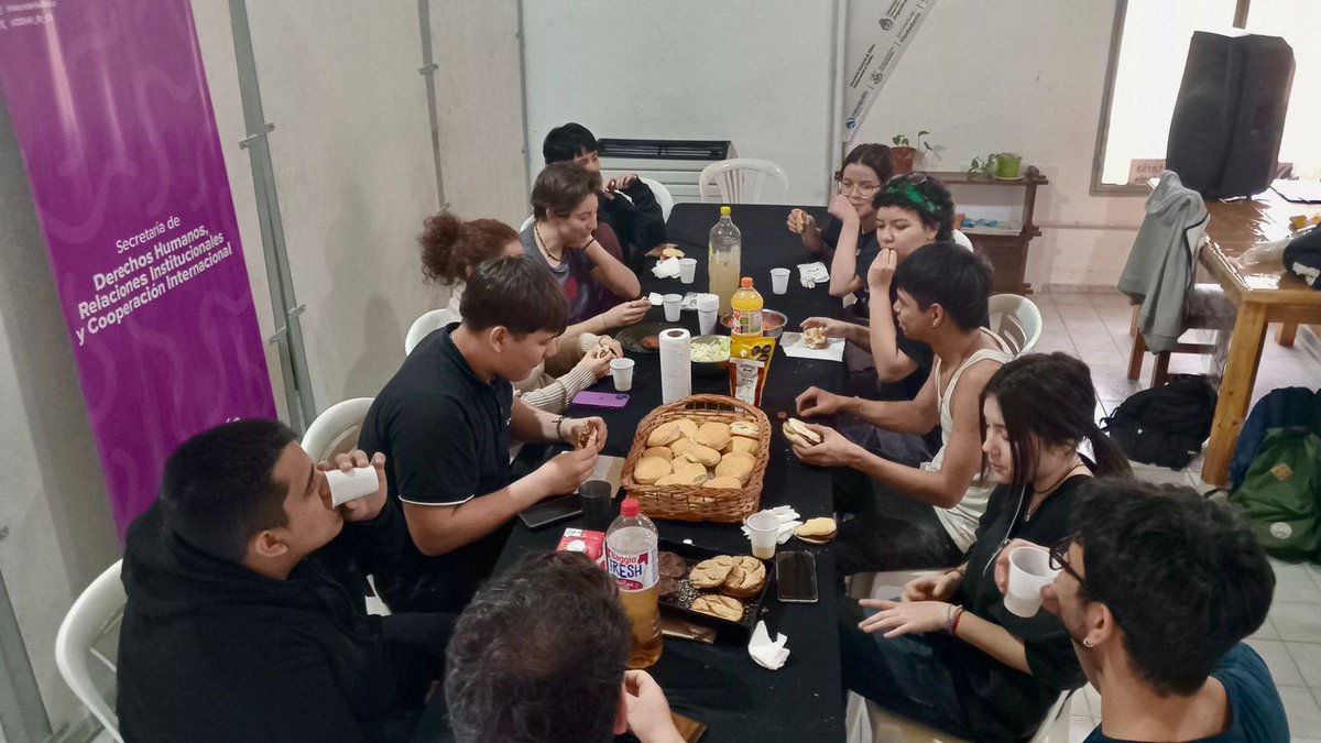 GiovanettL's tweet photo. 🔉HOY, en la #SubseNiñezAdolescenciayAdultosMayores, el equipo de la Dir de #Adolescencia realizo una #Hamburgueseada con las y los integrantes del programa de radio adolescente de la #NeuquenCapital #InstaCodigoAdolescente
@munineuquen https://t.co/MxciwkcLe2