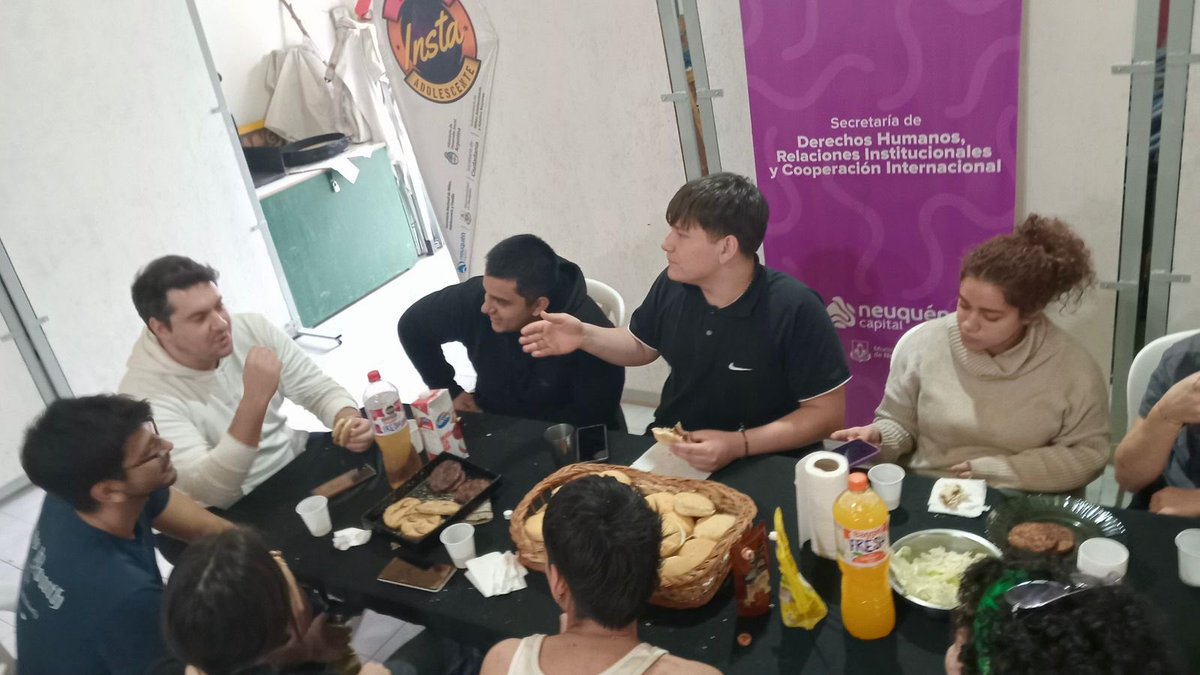 GiovanettL's tweet photo. 🔉HOY, en la #SubseNiñezAdolescenciayAdultosMayores, el equipo de la Dir de #Adolescencia realizo una #Hamburgueseada con las y los integrantes del programa de radio adolescente de la #NeuquenCapital #InstaCodigoAdolescente
@munineuquen https://t.co/MxciwkcLe2