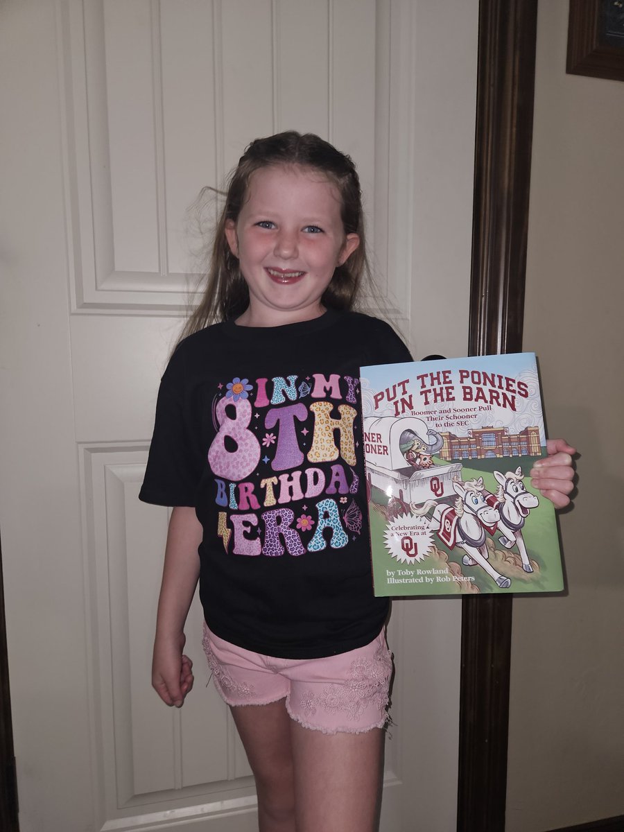 krazykando's tweet photo. @TRowOU Today is Avery's 8th Birthday and this was her favorite gift! #BoomerSooner https://t.co/aJfEDwbFvH