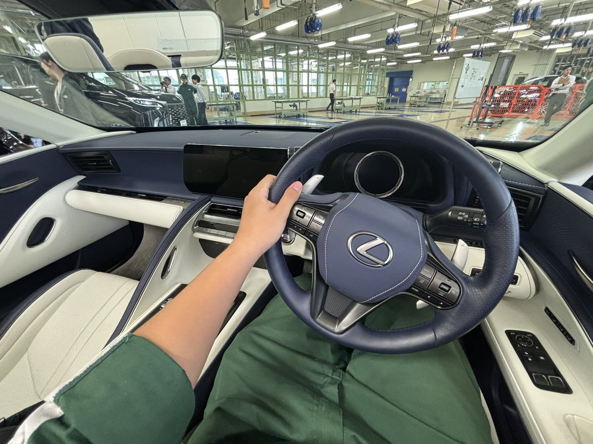 once_hisyo's tweet photo. 昨日のTOYOTA講習会にて。
通っている大学にATgroupさん(Aichi TOYOTA)さんが来て下さりLEXUS LC500を生で見て、触って、乗って。
貴重な体験が出来ました!
高級感が素晴らしかった…!
#TOYOTA講習会
#ATgroup
#LEXUS
#LC500 https://t.co/HuOCZUabRn