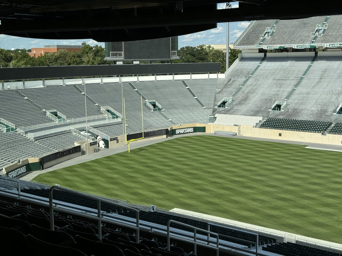 JohnWMertz's tweet image. Representing ⁦@OlivetSchools⁩ this evening at the Moss Tech Expo. The MSUFCU Club is an amazing venue at Spartan Stadium for this event!
#GoGreen #OCSRocks
