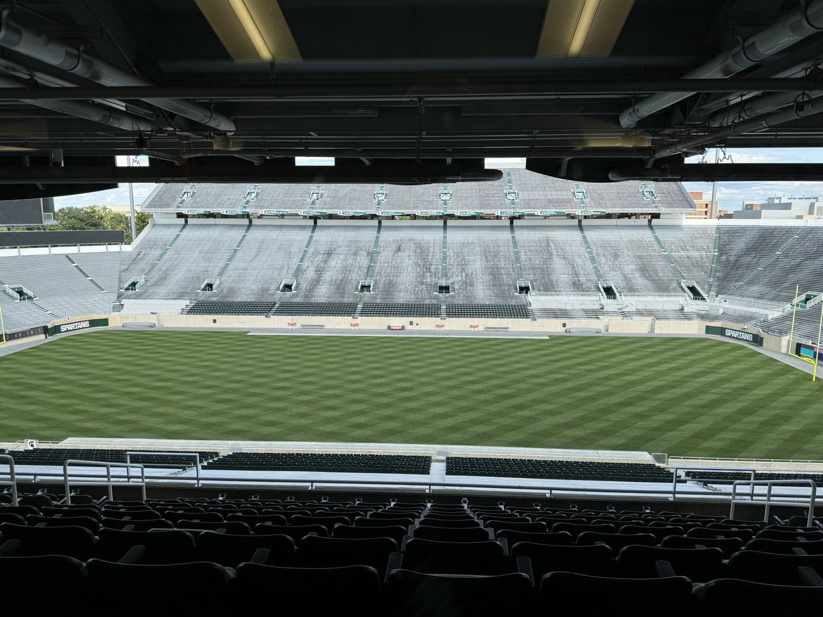 JohnWMertz's tweet image. Representing ⁦@OlivetSchools⁩ this evening at the Moss Tech Expo. The MSUFCU Club is an amazing venue at Spartan Stadium for this event!
#GoGreen #OCSRocks