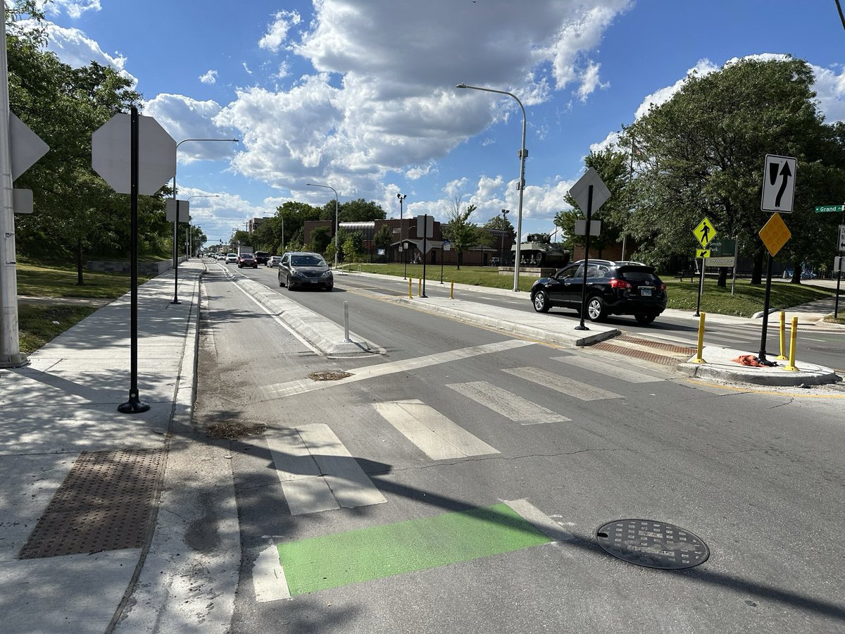 ChicagoDOT's tweet image. Celebrated a safer, more accessible Grand Ave today! This project rebuilt aging infrastructure &amp;amp; enhanced safety for all: 
🍃Public plaza replacing slip lane 
🚶🏼 Raised crosswalks &amp;amp; refuge islands
🚲 Protected bike lanes
🚦Accessible Pedestrian Signals
🚏 Bus boarding islands