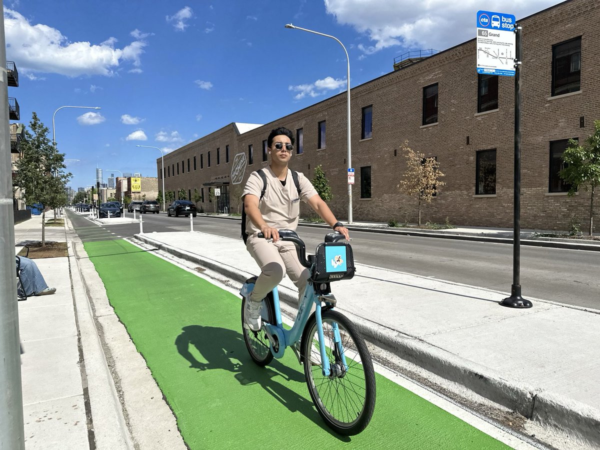 ChicagoDOT's tweet image. Celebrated a safer, more accessible Grand Ave today! This project rebuilt aging infrastructure &amp;amp; enhanced safety for all: 
🍃Public plaza replacing slip lane 
🚶🏼 Raised crosswalks &amp;amp; refuge islands
🚲 Protected bike lanes
🚦Accessible Pedestrian Signals
🚏 Bus boarding islands