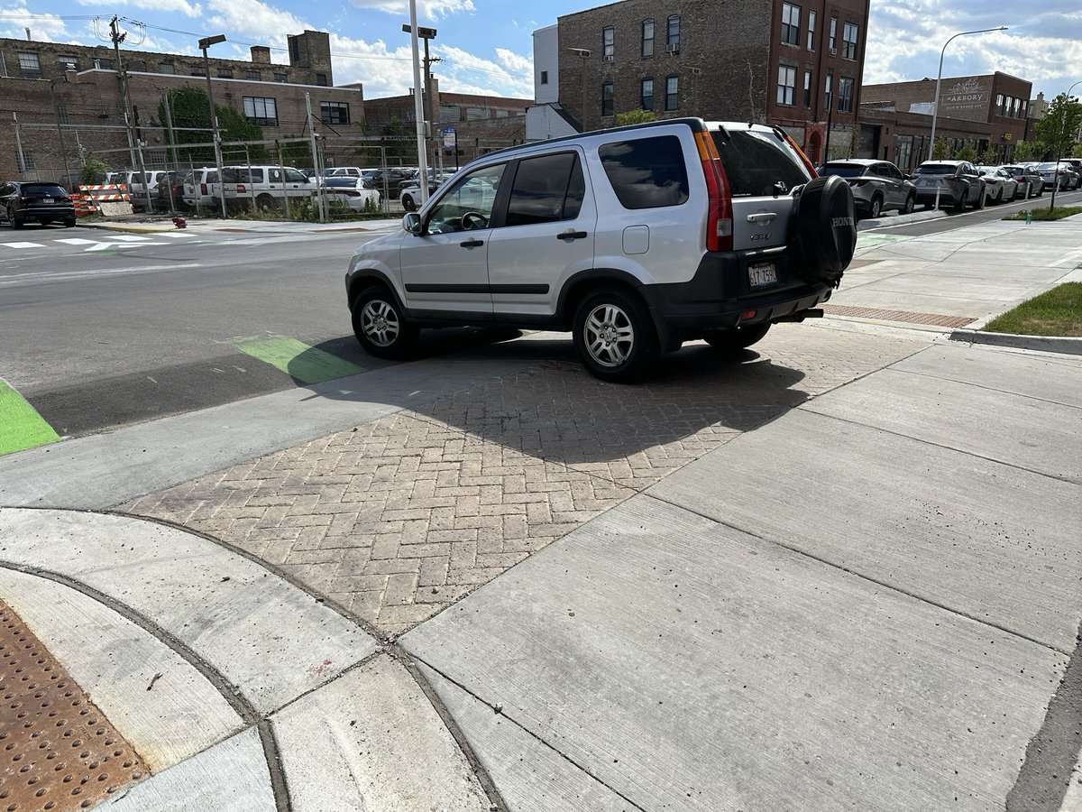 ChicagoDOT's tweet image. Celebrated a safer, more accessible Grand Ave today! This project rebuilt aging infrastructure &amp;amp; enhanced safety for all: 
🍃Public plaza replacing slip lane 
🚶🏼 Raised crosswalks &amp;amp; refuge islands
🚲 Protected bike lanes
🚦Accessible Pedestrian Signals
🚏 Bus boarding islands
