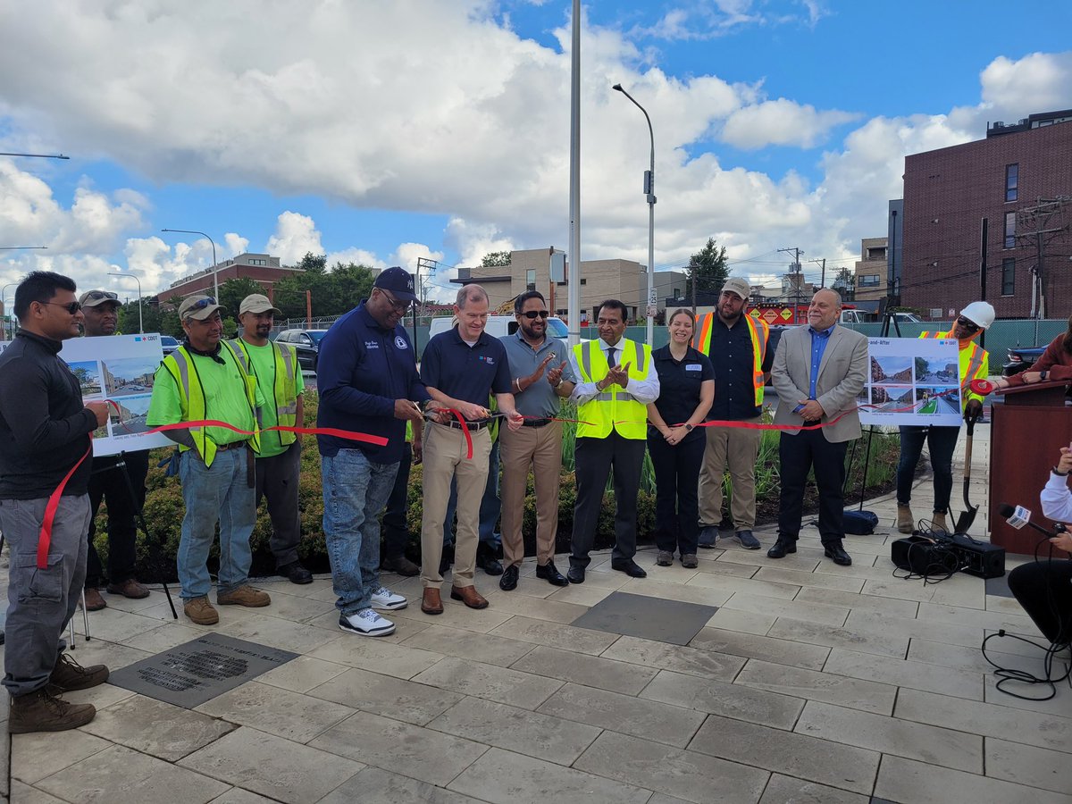 ChicagoDOT's tweet image. Celebrated a safer, more accessible Grand Ave today! This project rebuilt aging infrastructure &amp;amp; enhanced safety for all: 
🍃Public plaza replacing slip lane 
🚶🏼 Raised crosswalks &amp;amp; refuge islands
🚲 Protected bike lanes
🚦Accessible Pedestrian Signals
🚏 Bus boarding islands