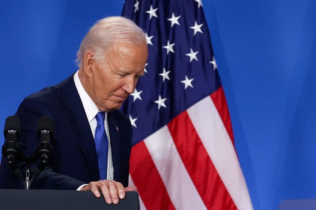 TheCalvinCooli1's tweet photo. 🚨Just in: Joe Biden will announce his withdrawal from the Presidential Race as soon as Sunday. Then an open Democrat convention between Kamala and three or more rivals will occur. However, Biden will not endorse Harris and he won’t resign from the presidency.

Via: @MarkHalperin https://t.co/Fk0IguA5ez