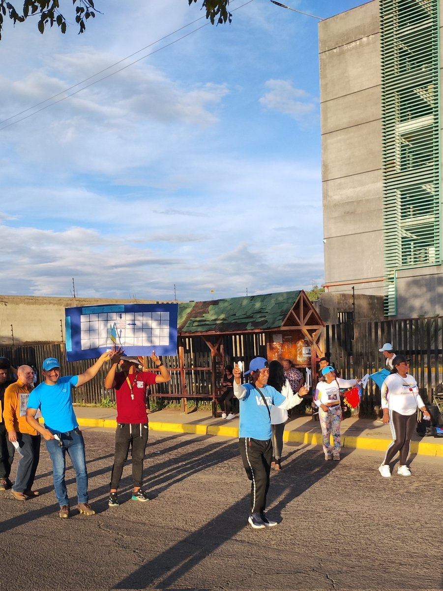 soyoliviadelv's tweet photo. Contactando a los transeúntes y choferes que transitan por Paseo Caroní, con equipo motivador de la Parroquia Unare. Es tarea de todos enseñar a votar, aclarar dudas y motivar. #Guayana #18Jul https://t.co/niPr3AAuJa