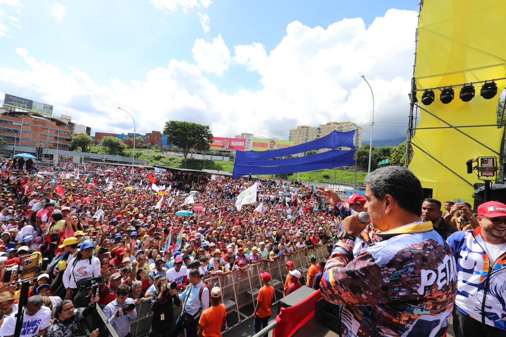 ¡Gracias, Petare! Estamos del lado correcto de la historia. El candidato Nicolás Maduro, es el único que tiene un proyecto Bolivariano, Socialista y de inclusión. Que lo entiendan los fascistas y el imperialismo: ¡El poder en Venezuela reina en la calle!