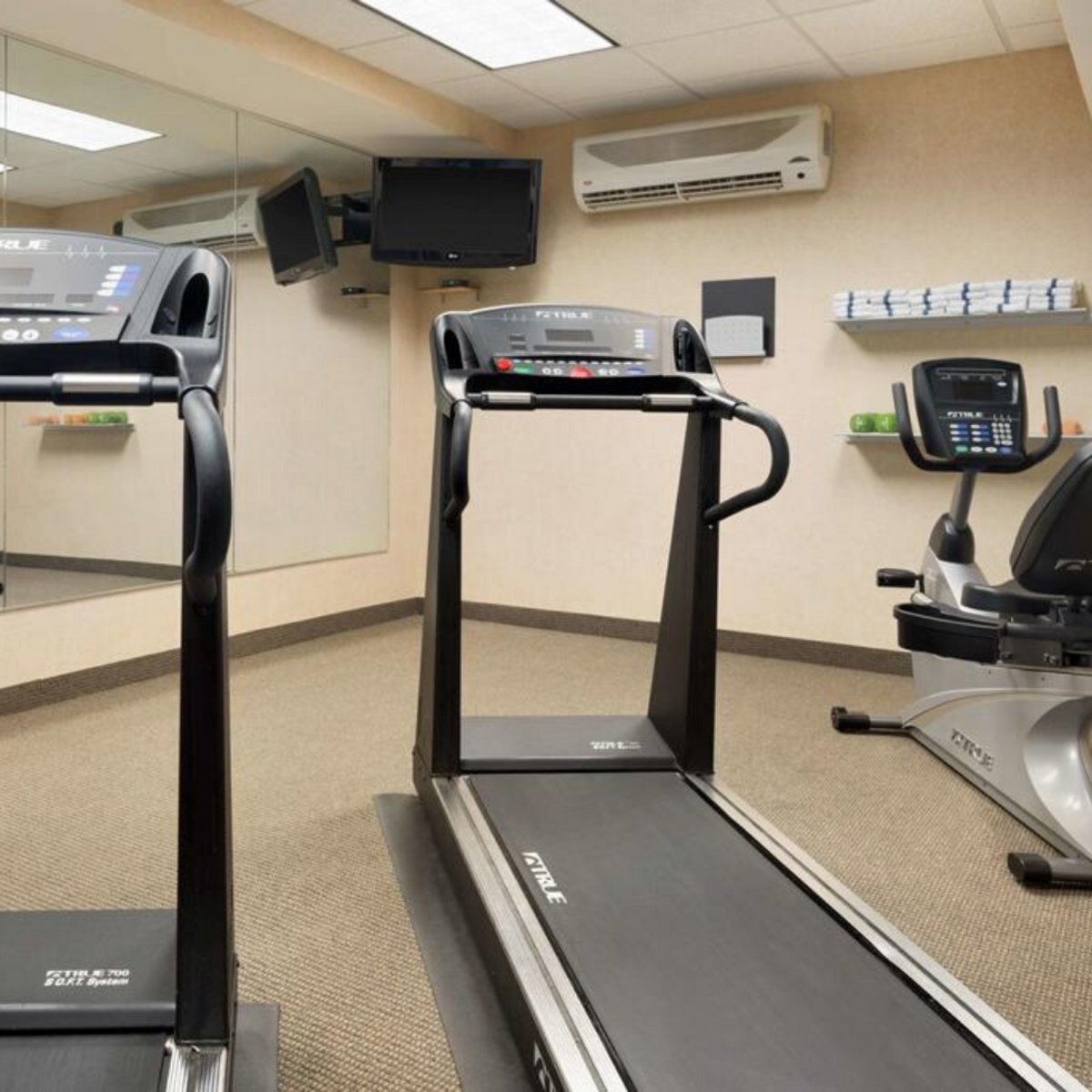 CountryInn_SCMN's tweet photo. Featuring a variety of equipment and machines, our fitness center has everything you need to get the perfect workout! Maintain your exercise routine when you stay with us at Country Inn &amp; Suites by Radisson St. Cloud East. Visit:  https://t.co/kCg5JRc1cq https://t.co/sEXaGNuTBL