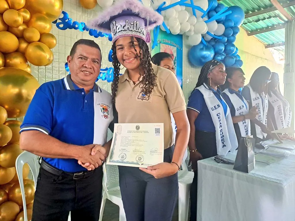 info_mppe's tweet photo. ✅📝 #NotiMPPE | 75 Nuevos Bachilleres fueron graduados de la UEN Cesar Zumeta del Municipio Ocumare de la Costa de Oro.
¡Aragua Es Educación! 🎓📖🏅
Vía: ➡️ @CDCEAragua
@_LaAvanzadora
@MPPEDUCACION
#VenezuelaObrera https://t.co/U6ths0yi7a