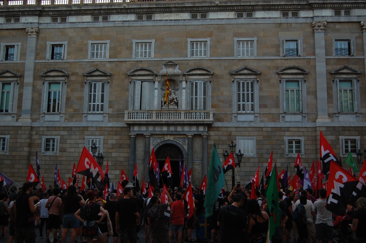 Avui ens hem concentrat a #Barcelona en solidaritat amb les companyes <a href="/6delaSuiza/">6 de la Suiza</a>, condemnades a presó per fer sindicalisme.

NO ESTEU SOLES! ✊