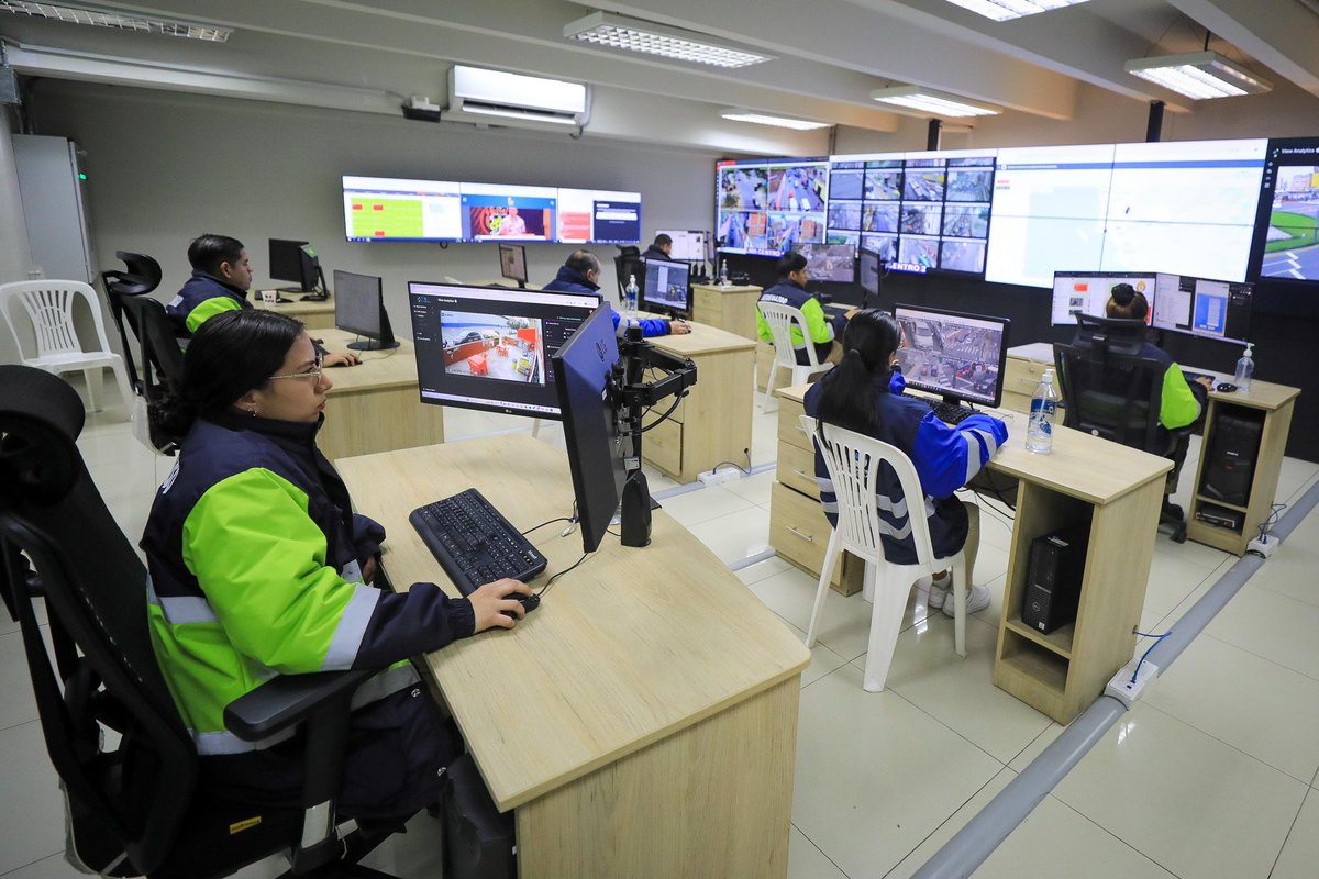 SegCiudadanaMML's tweet photo. 📌 ¡Seguimos luchando contra la inseguridad ciudadana! 👮♂️🚔🚨
El teniente alcalde, Renzo Reggiardo brinda detalles del #PlanDeOperaciones para erradicar la delincuencia en #BarriosAltos y el #CentroHistóricoDeLima.
Porque #UnidosSomosMasFuertes 🤝 por una #LimaSegura ✅ https://t.co/hVvKUCdQQC