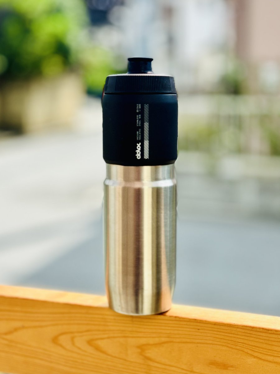 ifuji_takouhe's tweet photo. 何度でも言います。
ステンレス保冷ボトル最高です。
特にこの「Abloc」はすごい。
保冷力はもちろんですが
「傾けるだけで飲める」
こんな当たり前のことが
すごく快適なんですね。
このボトルを使いたいから
暑い中をライドする。
そのくらいおすすめです😊 https://t.co/ldbRfPXfGa