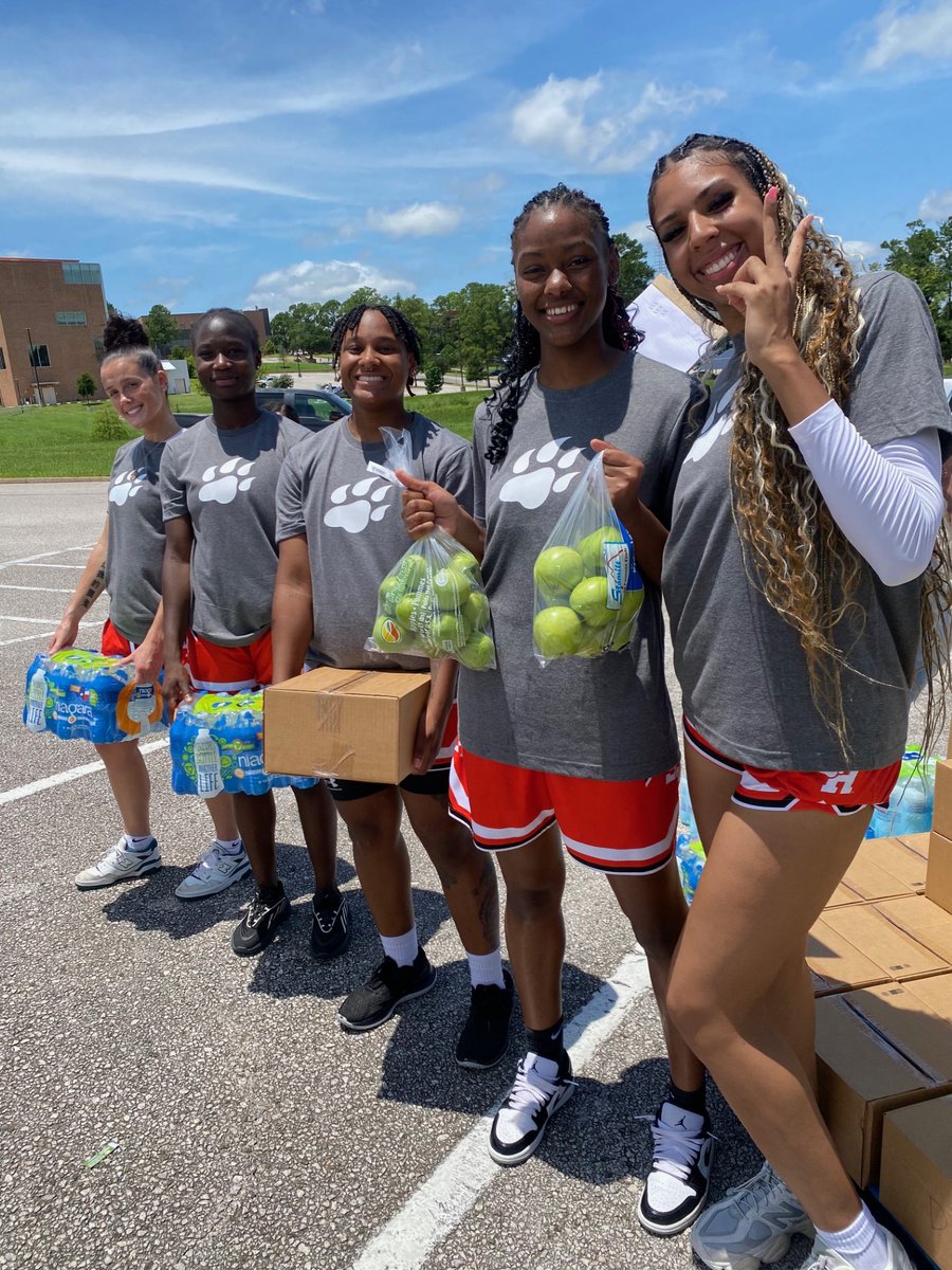 Today we had the opportunity to volunteer at the Disaster Food Distribution on SHSU’s campus. It was great to get out on campus and give back to those in our community and nearby areas! 🐾🧡

#EatEmUpKats x #WinTheDay x #NoLimitsOnUs x #ConferenceUSACares