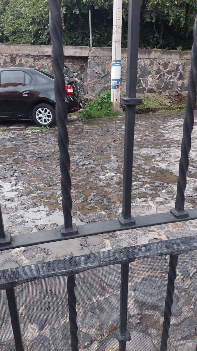 jandradej's tweet photo. La @CDHCMX , lleva 2 años con una queja presentada sin que a  la Alcaldía @XochimilcoAL cumplan lo prometido,  que es cambiar un tubo de drenaje afuera de nuestra casa, para sacar los desechos del predio vecino (nosotros no tenemos drenaje). Ahora se sale el agua negra. ¡Ayuda! https://t.co/I5yMxGeQlw