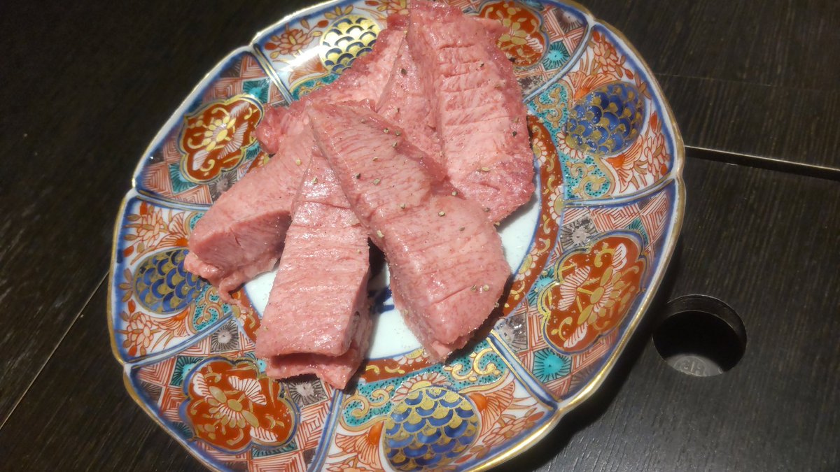 Chibi_Krn's tweet photo. #BEEFHOUSE
ここはBAR？と錯覚してしまうオシャレな店内！苦手とする煙問題は、無煙ロースト！(お誘いしてくれた方の女子対応が神ってた🥹)そして余分な脂を落とすプレートだったので、ニオイも胃腸も、女の子維持💞

高級ゴージャスなお肉たちと大好きなお酒で、超絶幸せ😇絶対オススメ！

(→続) https://t.co/0ZswRg8qqG