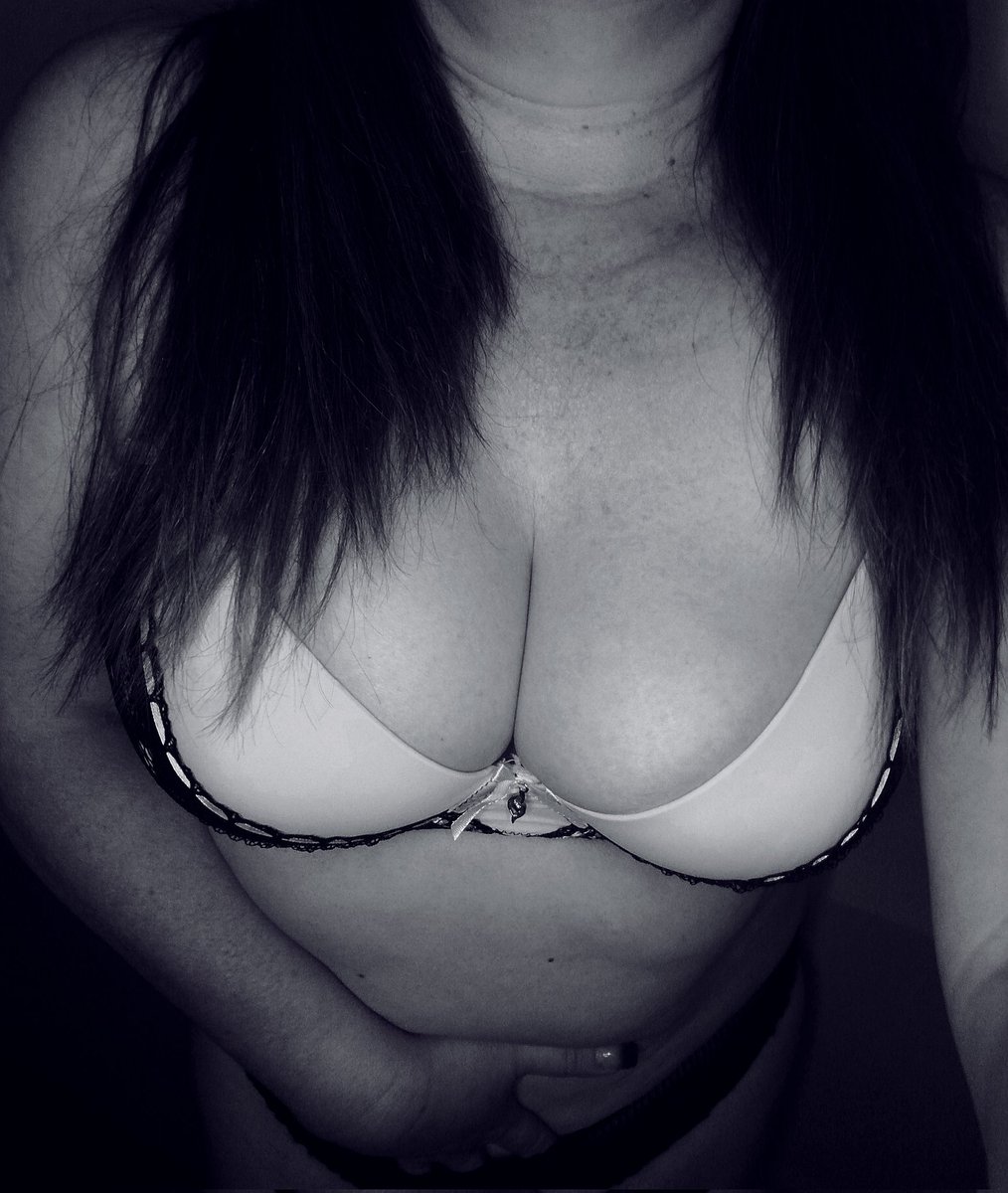 moon_sexy72693's tweet photo. Que tal Chicos!! Como van queda menos para el Finde!! Les dejo un regalito ๐ en Blanco y Negro para su imaginaciรณn!! Jajaja ๐ฅ๐ te envio un besito ricooo!! ๐๐๐ฅ#sexy #onlifans #arsmste #Jueves18julio #SiguemeYTeSigo #linda https://t.co/umIVBbj7O2