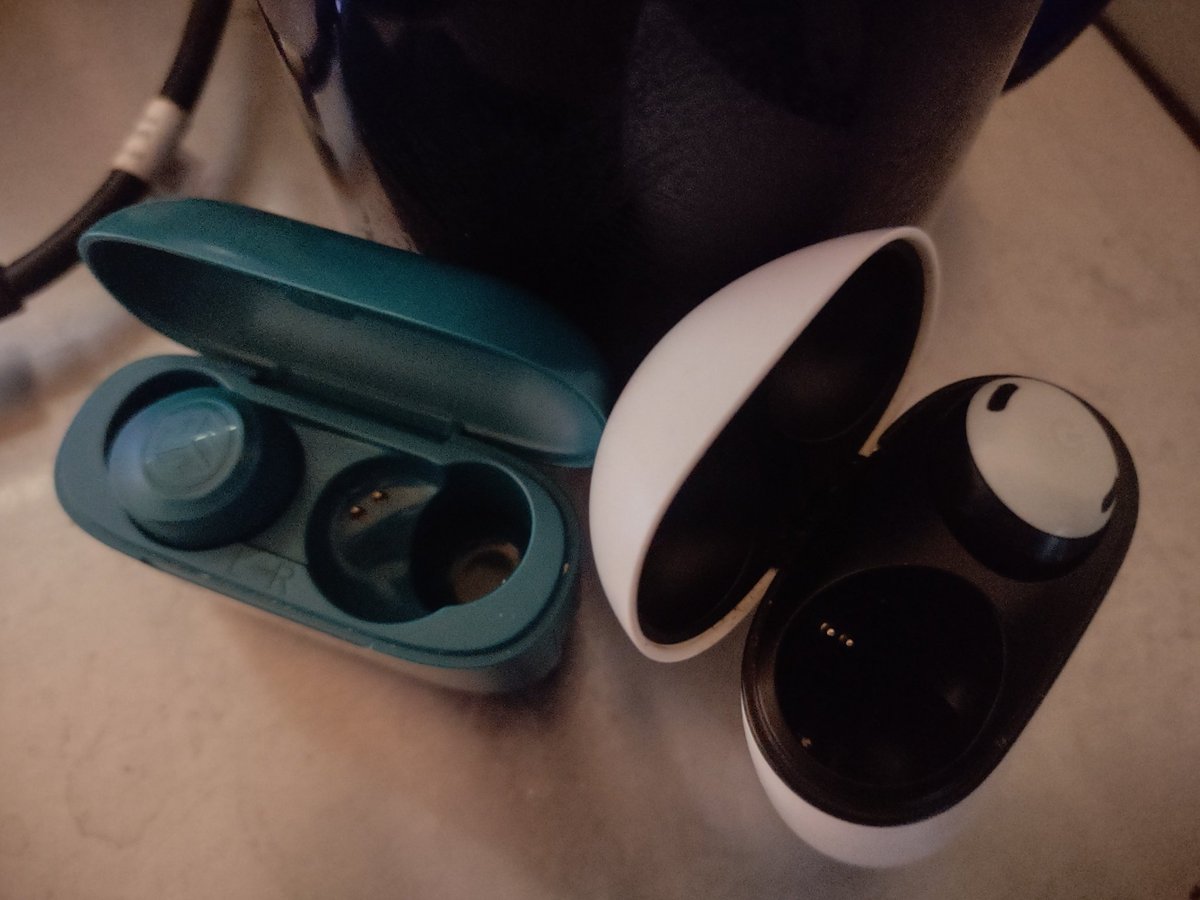Matkacita's tweet photo. So if I sync one to my phone, the other to my laptop, and join myself in a Spotify listening session, I can have a full set. 🤦 https://t.co/4BU8WSDZID