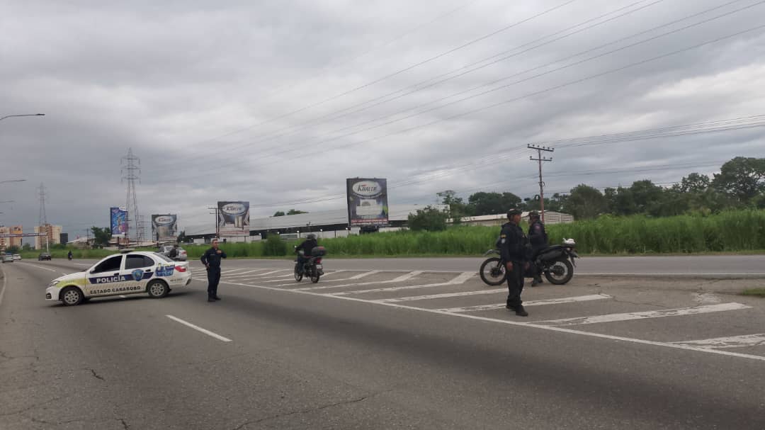 victoria1039fm's tweet photo. (06:40pm) >> #ARC en #Carabobo, funcionarios de la Policia de Carabobo realizan cierre técnico de la vía a la altura del Distribuidor #Divenca (km 156) sentido #Caracas, mientras trasladan un transformador. Genera fuerte retención vehicular. Vía @Jacobo_Vidarte #InfoVial https://t.co/TUgRMObA2d