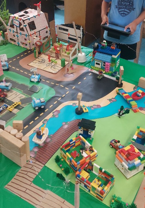 jo_coding's tweet image. We had a parade to celebrate our sustainable community! Although my students are great engineers, they need a few more driving classes before they can get their drivers license @SpheroEdu @Sphero @3Duxdesign #STEMeducation