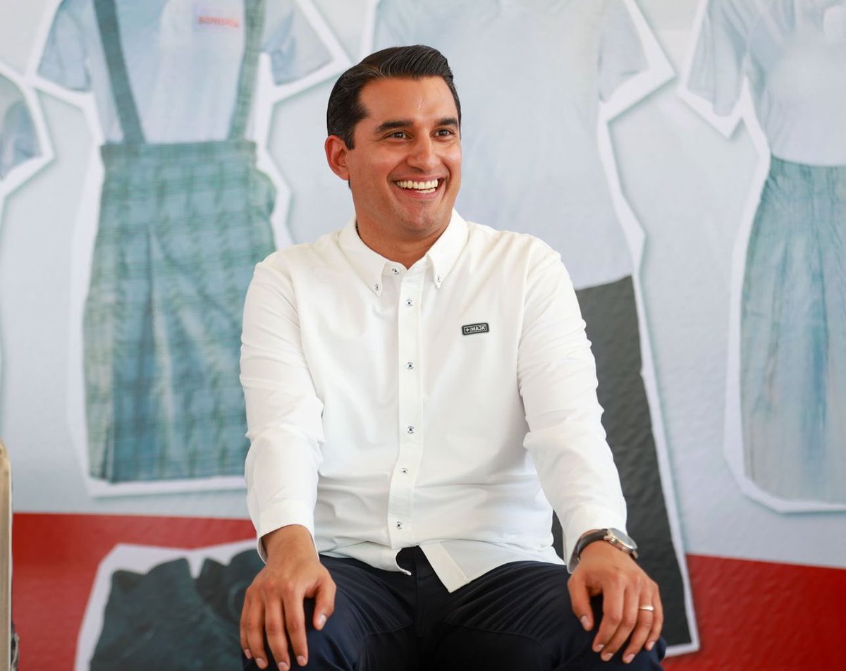 Hoy realizamos la primera entrega de uniformes escolares en #Hermosillo, Sonora, en la emblemática Escuela Primaria “Jaime Torres Bodet”.

El compromiso de nuestro gobernador, <a href="/AlfonsoDurazo/">Alfonso Durazo</a>, con la educación se refleja en iniciativas como esta, que buscan apoyar a las familias y