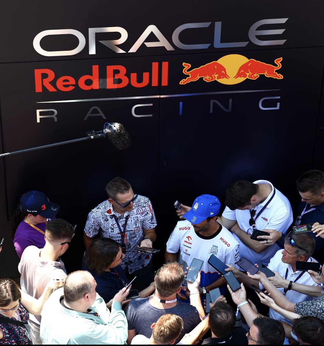 AussieF1Updates's tweet photo. 🔵DR3 Thursday Wrap Up🔵
Daniels mindset heading into the #HunagrianGP is focused and optimistic 🔥
🎙️ “It feels like there’s always something, but that’s the kinda sport where in and things happen, we got 2 before the break and as always two important ones.”
#ricciardo #f1 https://t.co/BagfBeJF0L