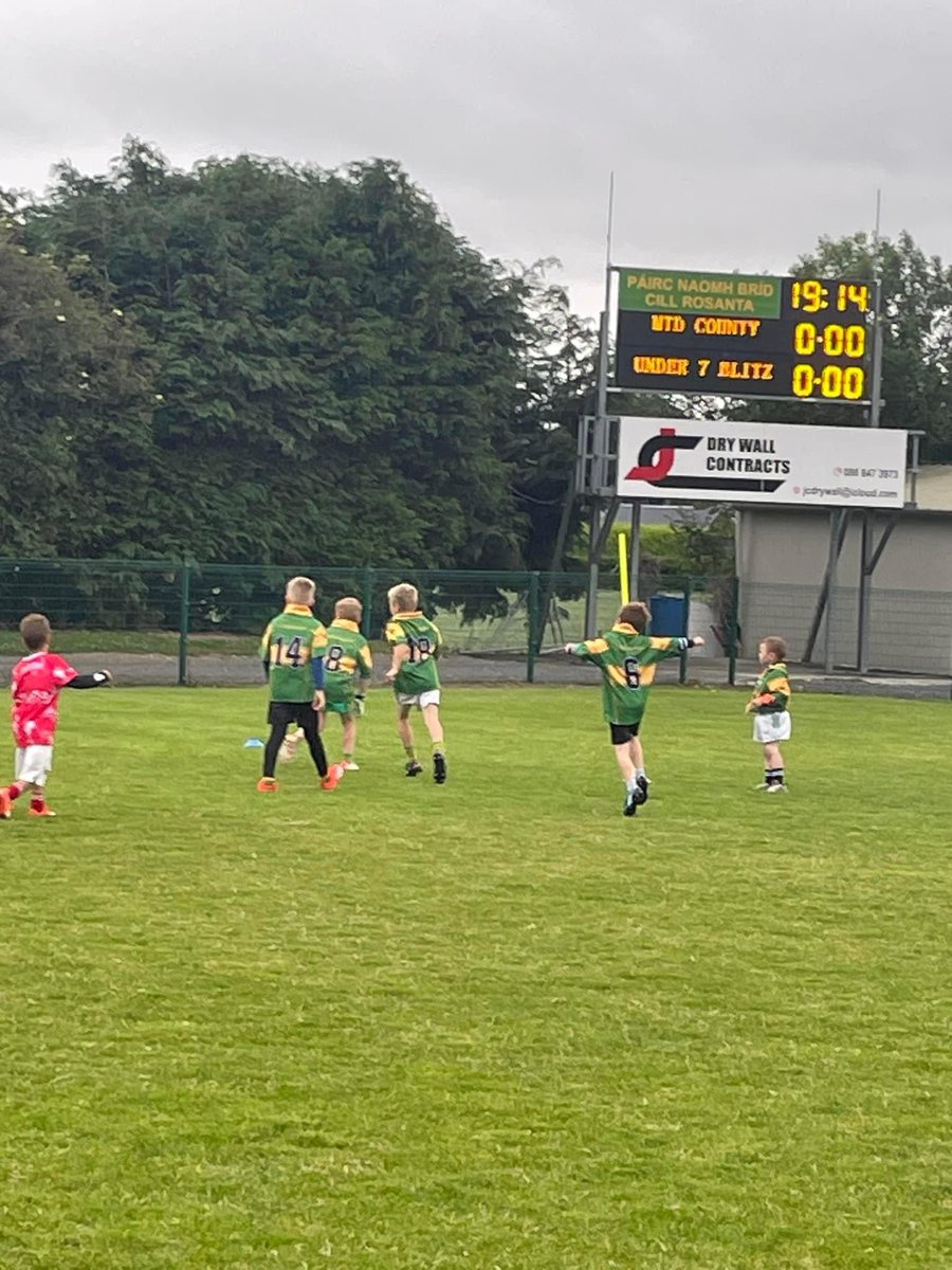 WhelanGavin's tweet photo. Another terrific evening, great games, wonderful atmosphere and plenty of encouragement, great to see and an enjoyable experience for our young players, go raibh mìle again to @KilrossantyGAA for hosting 👍👏✅️🏐 #GoGames #PlayAndStay #MidCounty #GDC #GAA @StephenPrender6 https://t.co/6D9YcyZya0
